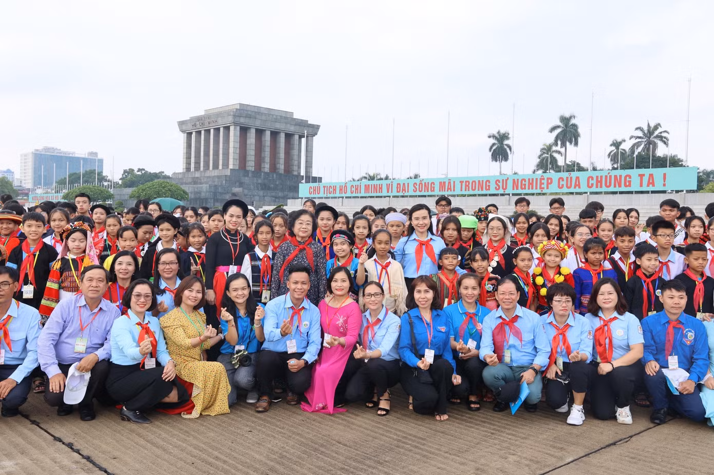 Các đại biểu chụp ảnh lưu niệm tại Lăng Bác. - Ảnh: Như Ý