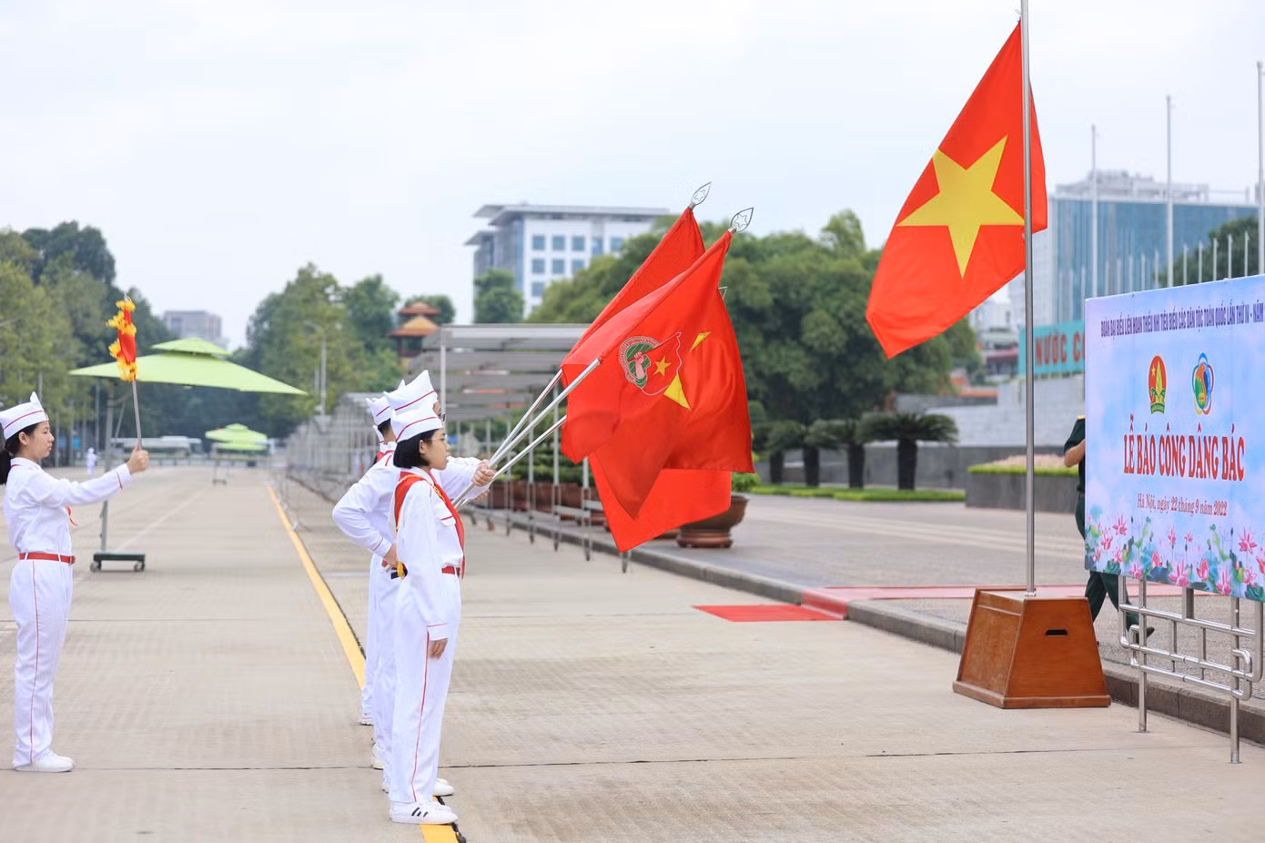 Các đại biểu làm lễ báo công dâng Bác.