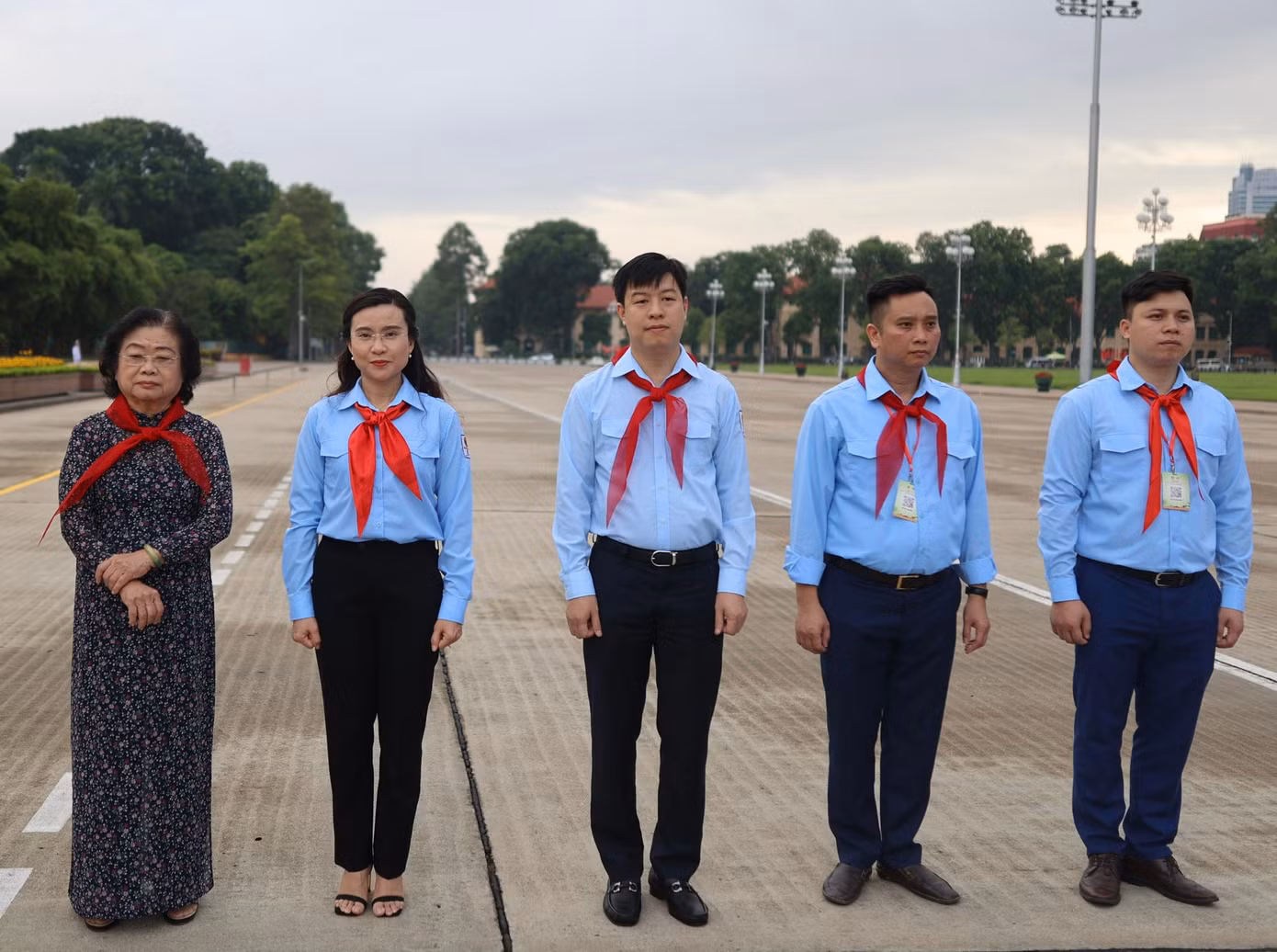 Dự lễ báo công từ trái qua có: bà Trương Mỹ Hoa, nguyên Phó Chủ tịch nước, Chủ tịch Quỹ học bổng Vừ A Dính; chị Nguyễn Phạm Duy Trang, Bí thư T.Ư Đoàn, Chủ tịch Hội đồng Đội T.Ư. - Ảnh: Như Ý
