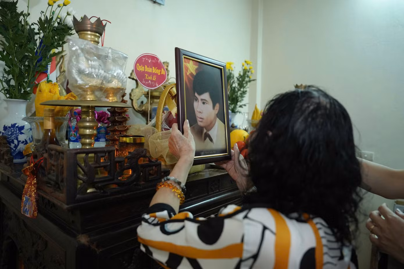 Với thân nhân các liệt sĩ các di ảnh liệt sĩ được phục dựng là món quà vô giá.