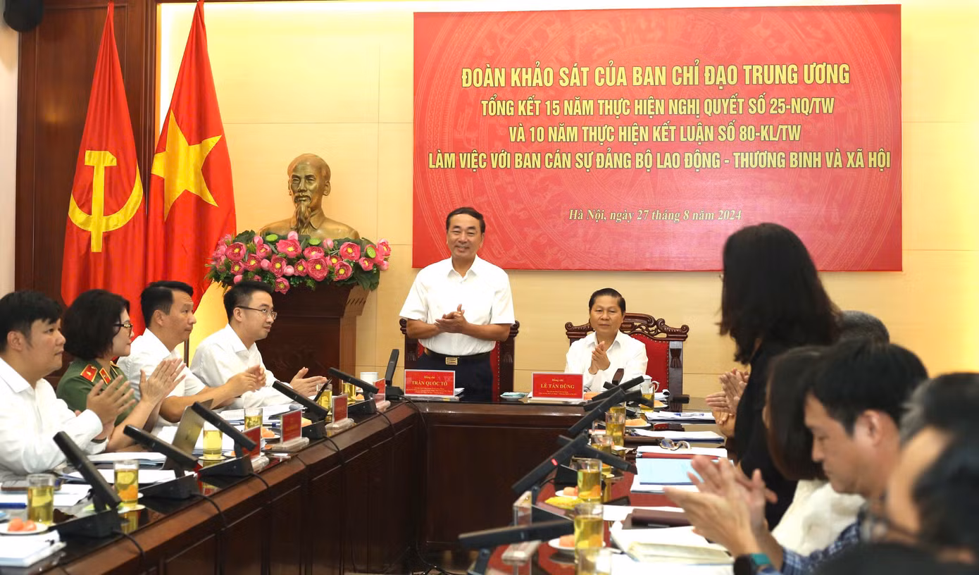 Thượng tướng Trần Quốc Tỏ - Thứ trưởng Bộ Công an, thành viên Ban Chỉ đạo, Trưởng đoàn khảo sát số 1; Thứ trưởng Bộ LĐ-TB&XH Lê Tấn Dũng chủ trì buổi làm việc. Ảnh: Bảo Anh Thượng tướng Trần Quốc Tỏ - Thứ trưởng Bộ Công an, thành viên Ban Chỉ đạo, Trưởng đoàn khảo sát số 1; Thứ trưởng Bộ LĐ-TB&XH Lê Tấn Dũng chủ trì buổi làm việc. Ảnh: Bảo Anh