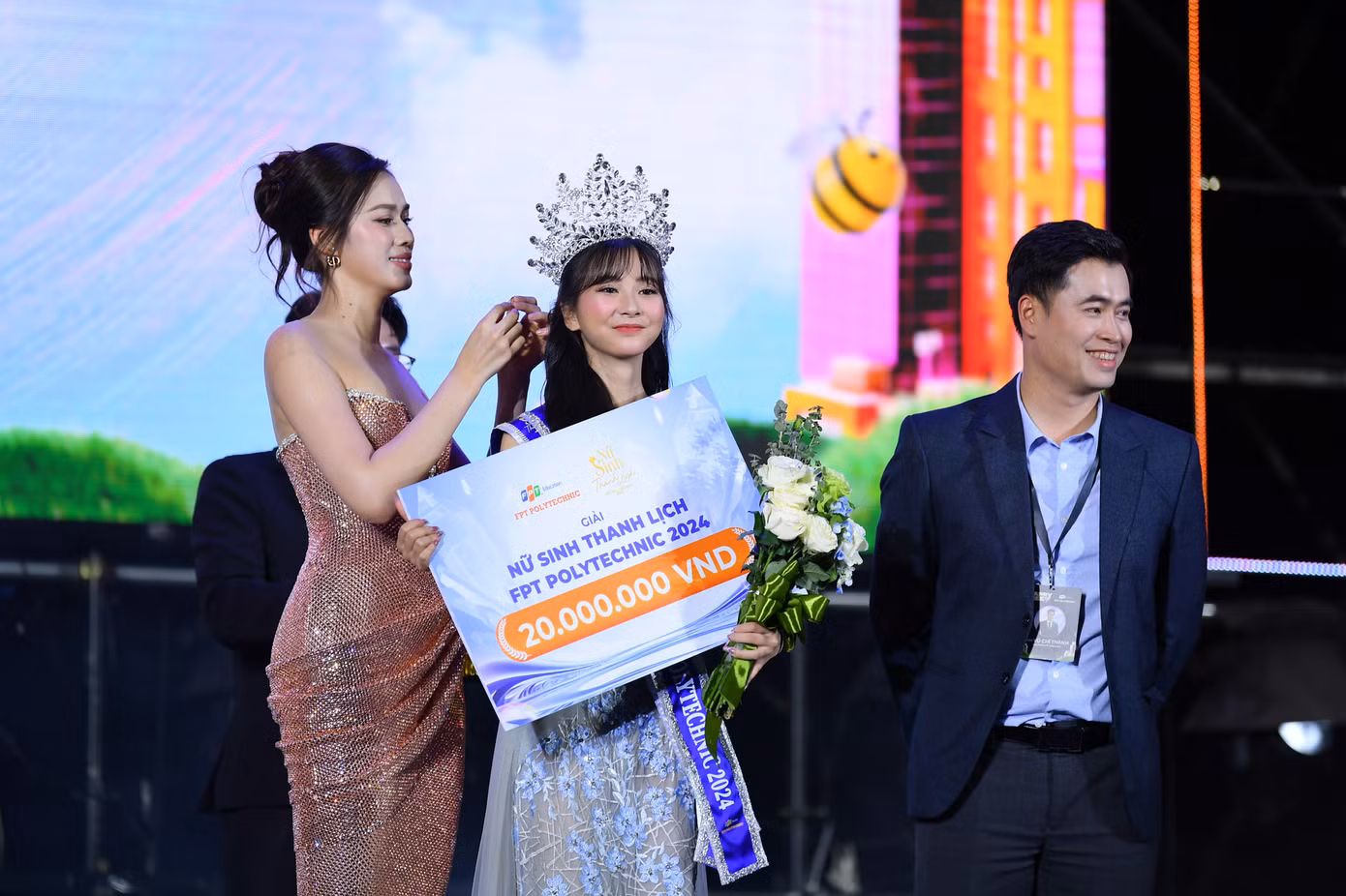 Trao giải Nữ sinh thanh lịch FPT Polytechnic 2024 cho bạn Đoàn Thị Bích Loan