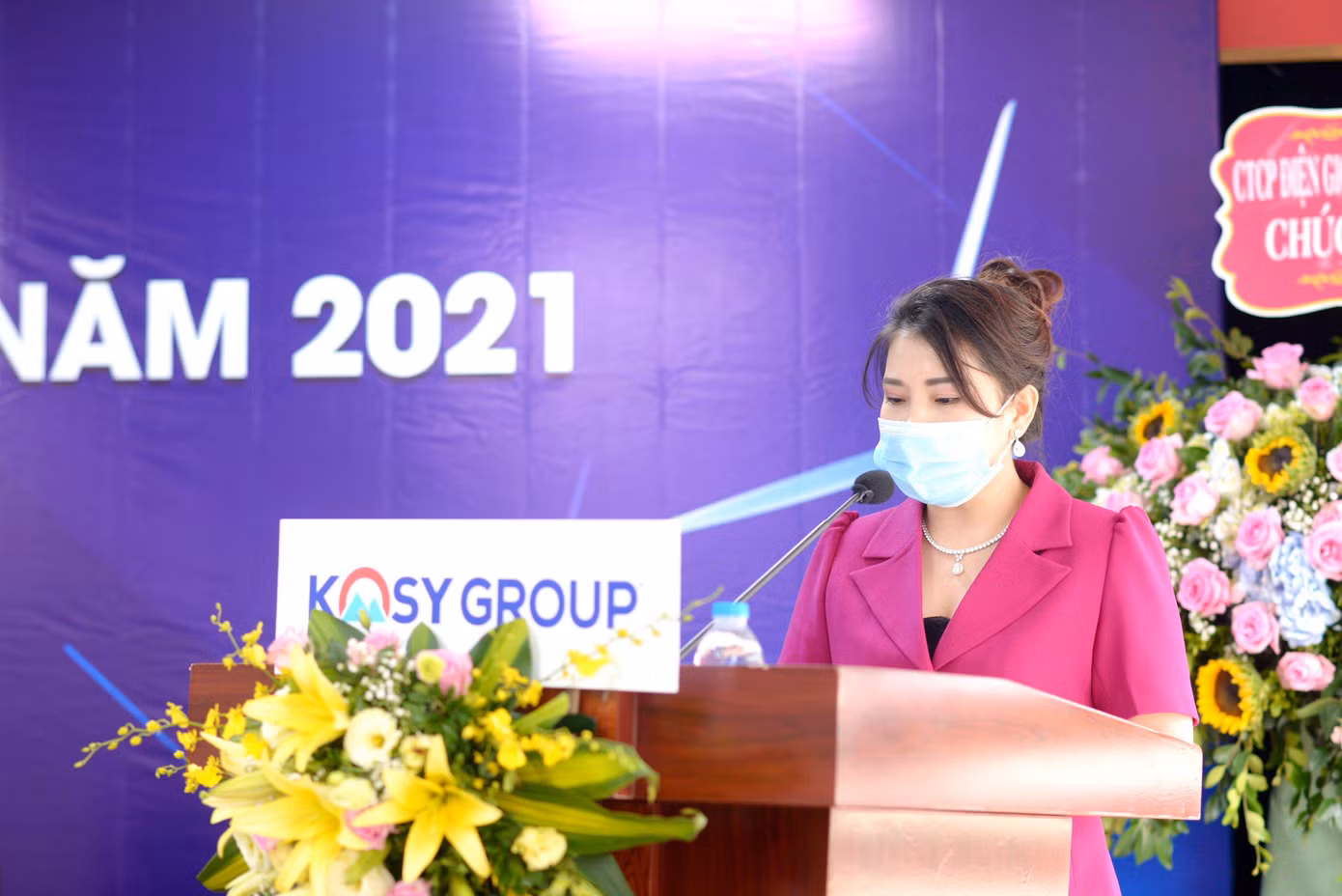 Bà Nguyễn Thị Hằng - Phó Chủ tịch HĐQT Công ty CP Kosy thay mặt HĐQT báo cáo hoạt động năm 2020 và kế hoạch năm 2021