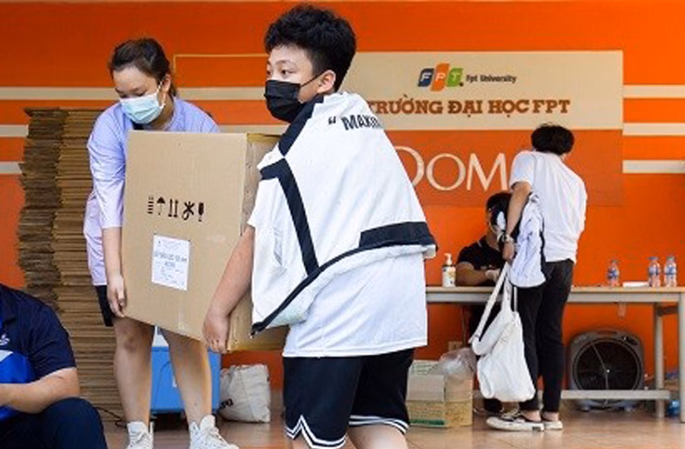Sinh viên thu dọn đồ đạc