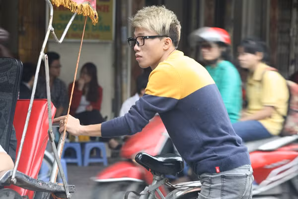  Mr.T có thân hình gầy gò nên để đạp xích lô và mời chào khách trên tuyến phố cổ của Hà Nội là thách thức không hề đơn giản