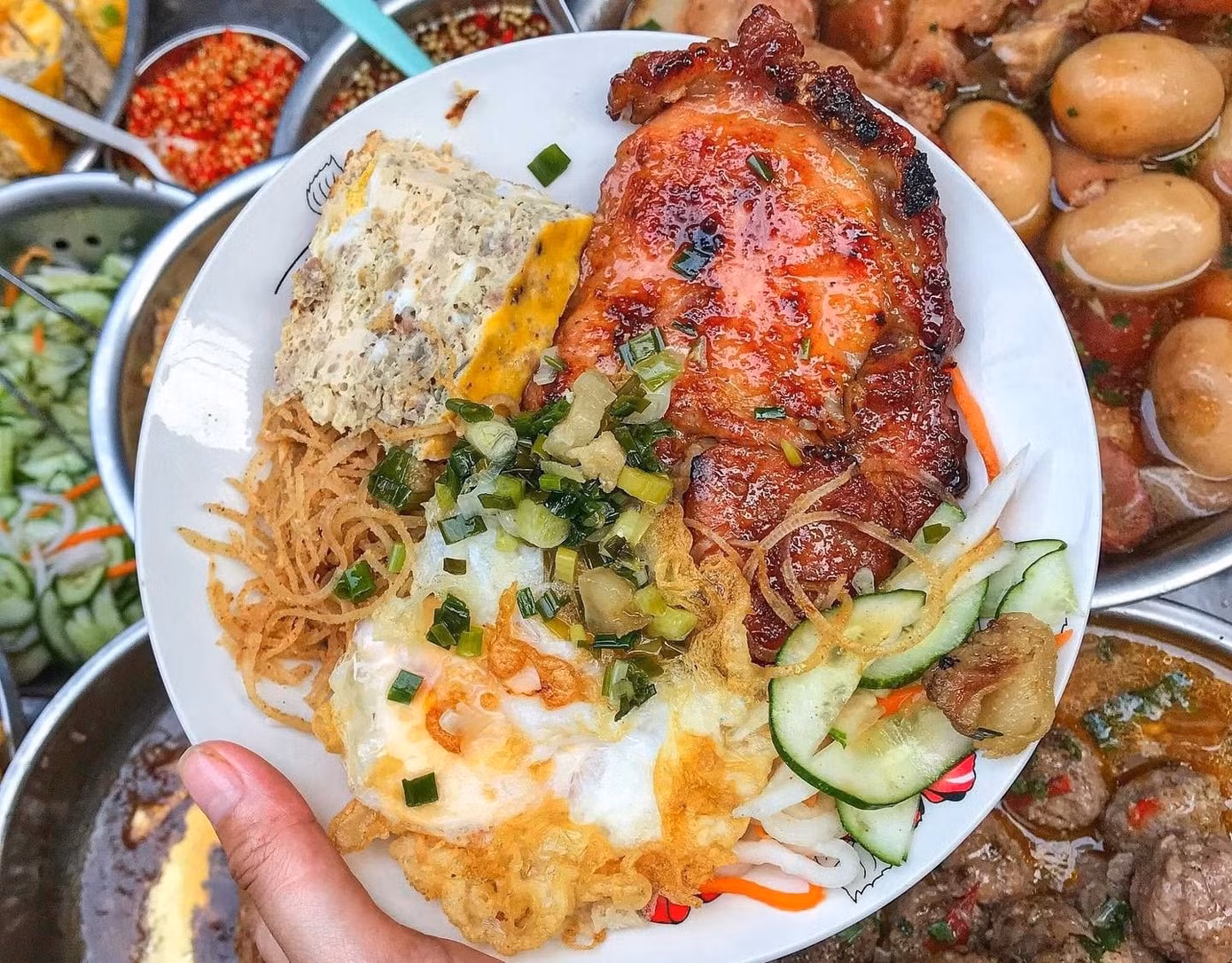 Cơm tấm là món ăn đặc trưng tại TP.HCM với nhiều topping hấp dẫn khác nhau. Ảnh: VinWonders.