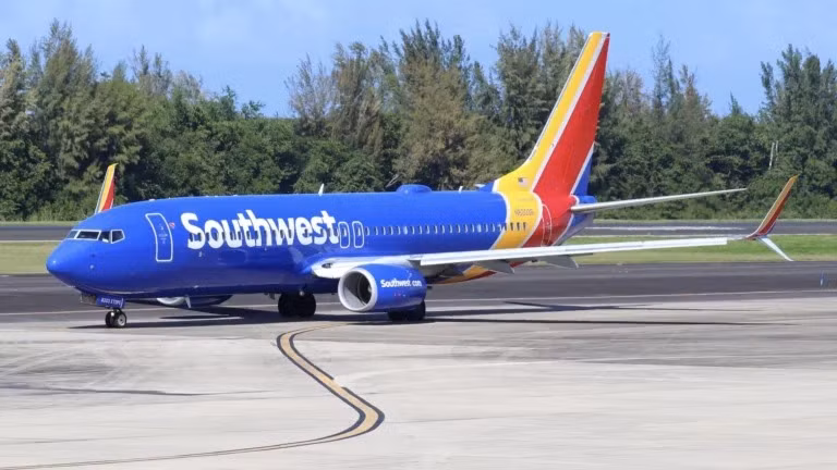 Nam tiếp viên hàng không của hãng Southwest Airlines bị cáo buộc cố gắng dụ dỗ một bé gái 12 tuổi để thực hiện hành vi xâm hại.