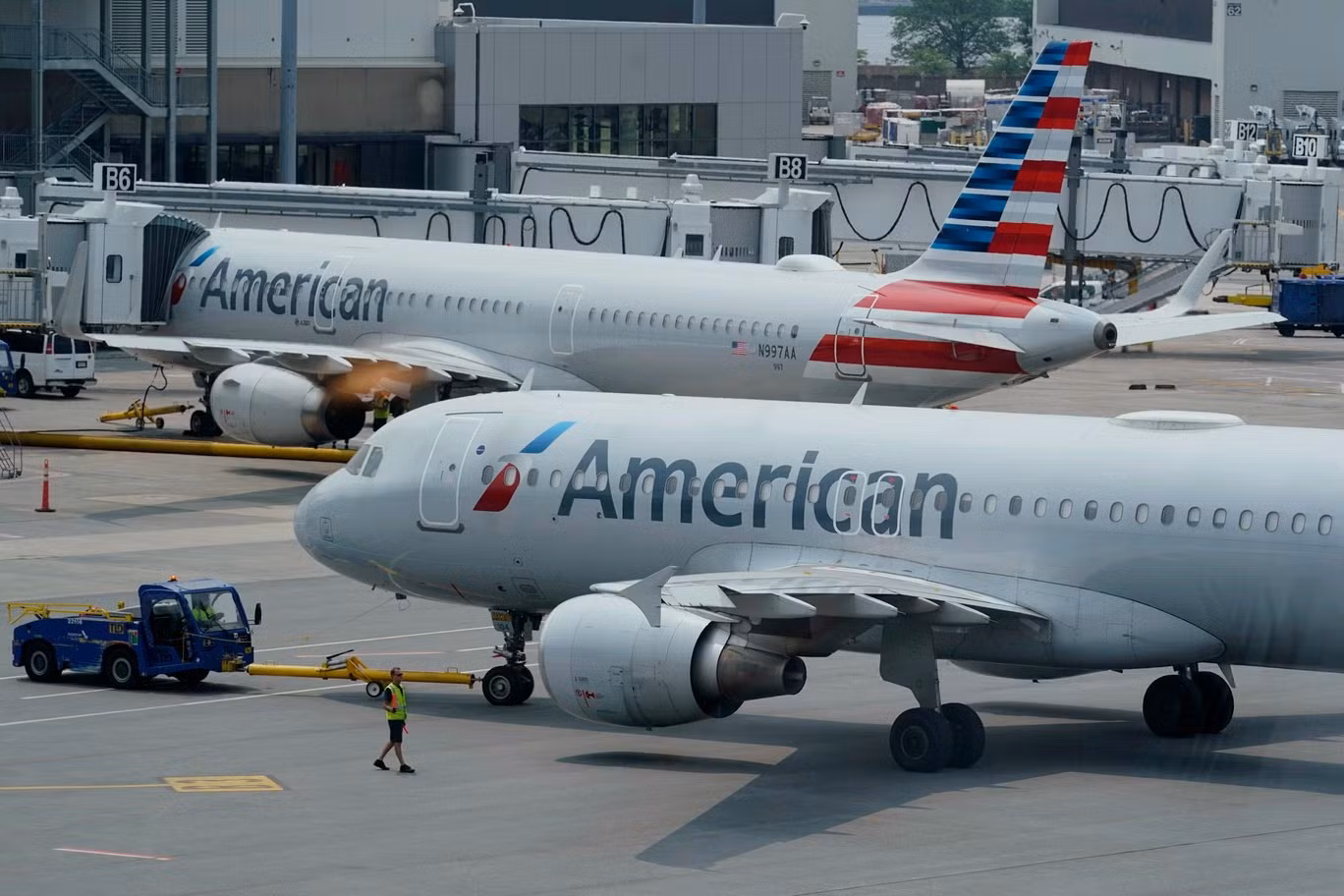 Máy bay chở khách của American Airlines chuẩn bị khởi hành, gần một nhà ga tại Sân bay Quốc tế Boston Logan, ở Boston.