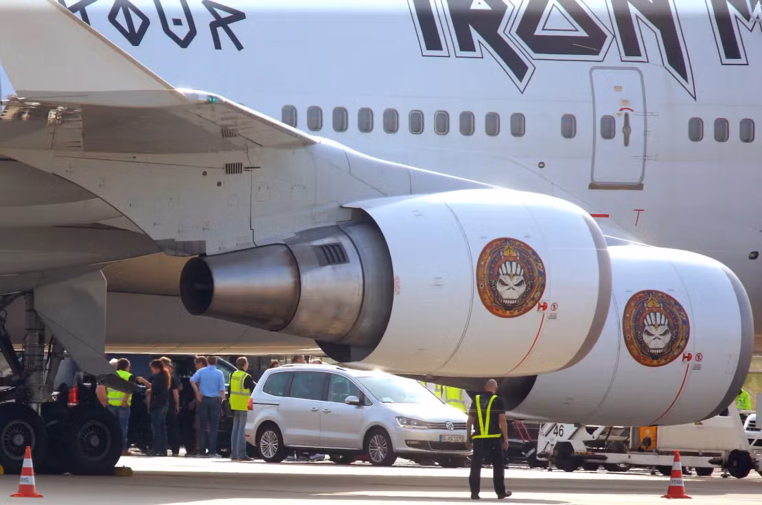 Máy bay Boeing 747 là loại máy bay thân rộng có 4 động cơ.