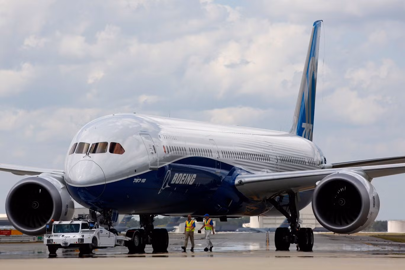 IAG xác nhận đơn đặt hàng 32 máy bay Boeing 787-10 và 21 máy bay Airbus.