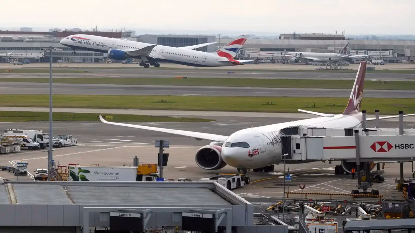 Một chiếc máy bay của British Airways cất cánh tại sân bay Heathrow. Ảnh: ET.