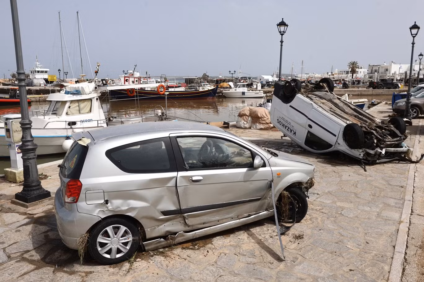 Một cơn bão mạnh đã làm ngập nhà cửa và làm hư hại đường sá ở Paros.