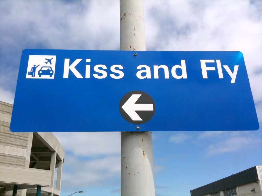 Nhiều sân bay trên thế giới đã thiết lập khu vực "Kiss and Fly" (hôn và bay), dành riêng cho khách đến tiễn người thân và không cần xuống xe. Ảnh: FL. Nhiều sân bay trên thế giới đã thiết lập khu vực "Kiss and Fly" (hôn và bay), dành riêng cho khách đến tiễn người thân và không cần xuống xe. Ảnh: FL.