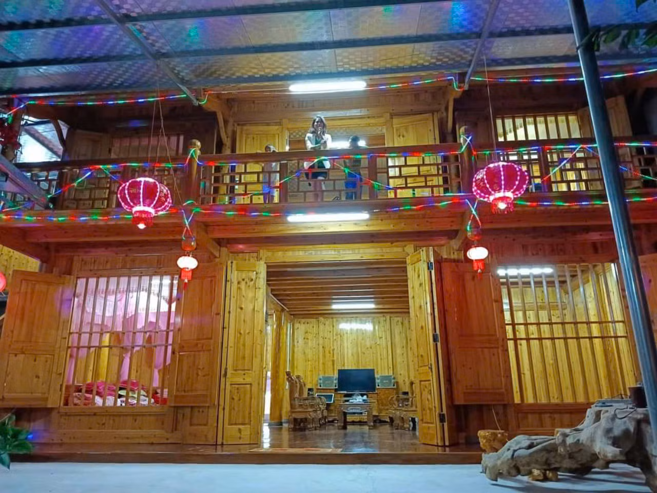 Nhận thấy khó khăn của du khách, nhiều homestay trên địa bàn Hà Giang quyết định cho thuê phòng, và nấu ăn miễn phí cho du khách mắc kẹt do tắc đường. Nhận thấy khó khăn của du khách, nhiều homestay trên địa bàn Hà Giang quyết định cho thuê phòng, và nấu ăn miễn phí cho du khách mắc kẹt do tắc đường.