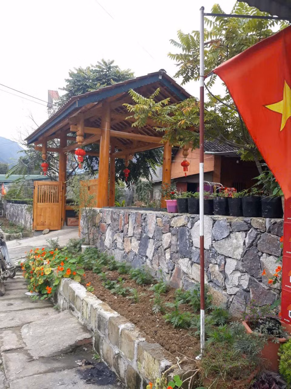 “Khi mưa lũ và sạt lở gây tắc đường, nhiều nhà xe không thể chạy nên du khách chưa thể về nhà. Do đó, tôi quyết định đăng thông tin cho thuê phòng ở và cơm bình dân miễn phí cho du khách nào bị “mắc kẹt” mà chưa có chỗ ăn, ở”, anh Trương Phát Suẩn, chủ homestay Sương& Gió ở huyện Đồng Văn nói với PV Tiền Phong. “Khi mưa lũ và sạt lở gây tắc đường, nhiều nhà xe không thể chạy nên du khách chưa thể về nhà. Do đó, tôi quyết định đăng thông tin cho thuê phòng ở và cơm bình dân miễn phí cho du khách nào bị “mắc kẹt” mà chưa có chỗ ăn, ở”, anh Trương Phát Suẩn, chủ homestay Sương& Gió ở huyện Đồng Văn nói với PV Tiền Phong.