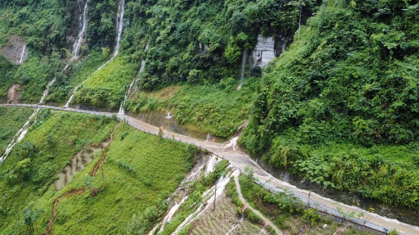 Đặc biệt, tại khu vực đèo Mã Pì Lèng - một trong những cung đường du lịch nổi tiếng Hà Giang (nằm trên quốc lộ 4C, thuộc xã Pải Lủng và Pả Vi, huyện Mèo Vạc ), mưa lớn đã khiến đất đá từ trên núi đổ xuống đường, làm giao thông gián đoạn. Đặc biệt, tại khu vực đèo Mã Pì Lèng - một trong những cung đường du lịch nổi tiếng Hà Giang (nằm trên quốc lộ 4C, thuộc xã Pải Lủng và Pả Vi, huyện Mèo Vạc ), mưa lớn đã khiến đất đá từ trên núi đổ xuống đường, làm giao thông gián đoạn.