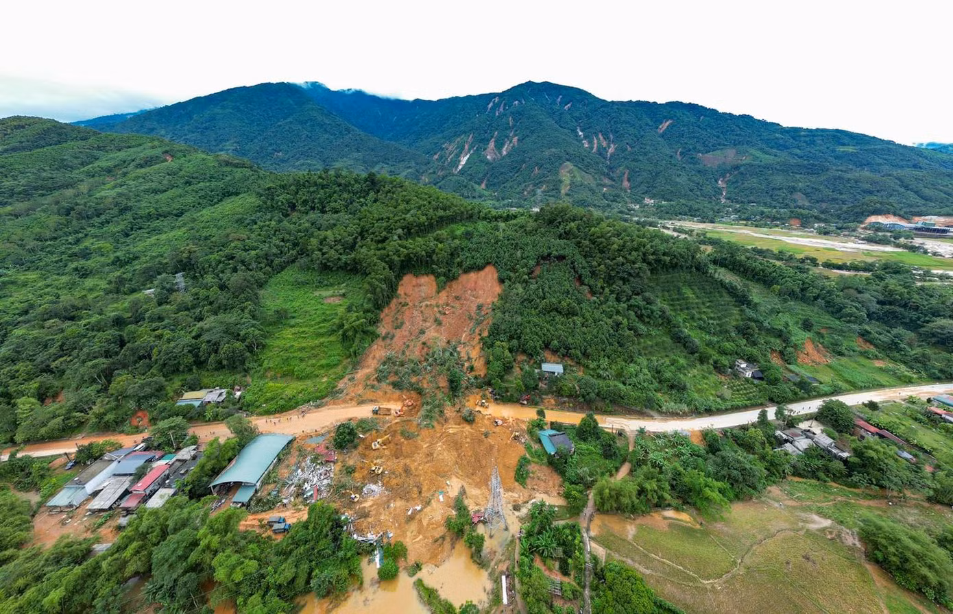Trao đổi với PV Tiền Phong, anh Mạnh Tour (thường trú Hà Giang) cho biết, do ảnh hưởng của mưa bão nên thời gian gần đây lượng du khách lên Hà Giang giảm khá nhiều, so với cùng kỳ năm trước. Trước tình hình thời tiết xấu, nhất là sau vụ sạt lở nghiêm trọng tại Km49, quốc lộ 2 (đoạn qua địa phận xã Việt Vinh, huyện Bắc Quang), nhiều du khách đã quay về TP Hà Giang để tìm cách về Hà Nội. Du khách đang ở Hà Giang những ngày này cần theo dõi tình hình thời tiết, cập nhật thông tin từ các đơn vị lữ hành và tour, để biết được những điểm có nguy cơ sạt lở. Đặc biệt, cần hạn chế di chuyển khi trời mưa lớn, đi qua địa điểm nước chảy mạnh cần lập tức quay lại nơi ở. Bởi do địa hình Hà Giang nhiều đồi núi cao và dốc, khi mưa lớn sẽ dễ gây ra sạt lở đất, đá. Trao đổi với PV Tiền Phong, anh Mạnh Tour (thường trú Hà Giang) cho biết, do ảnh hưởng của mưa bão nên thời gian gần đây lượng du khách lên Hà Giang giảm khá nhiều, so với cùng kỳ năm trước. Trước tình hình thời tiết xấu, nhất là sau vụ sạt lở nghiêm trọng tại Km49, quốc lộ 2 (đoạn qua địa phận xã Việt Vinh, huyện Bắc Quang), nhiều du khách đã quay về TP Hà Giang để tìm cách về Hà Nội. Du khách đang ở Hà Giang những ngày này cần theo dõi tình hình thời tiết, cập nhật thông tin từ các đơn vị lữ hành và tour, để biết được những điểm có nguy cơ sạt lở. Đặc biệt, cần hạn chế di chuyển khi trời mưa lớn, đi qua địa điểm nước chảy mạnh cần lập tức quay lại nơi ở. Bởi do địa hình Hà Giang nhiều đồi núi cao và dốc, khi mưa lớn sẽ dễ gây ra sạt lở đất, đá.