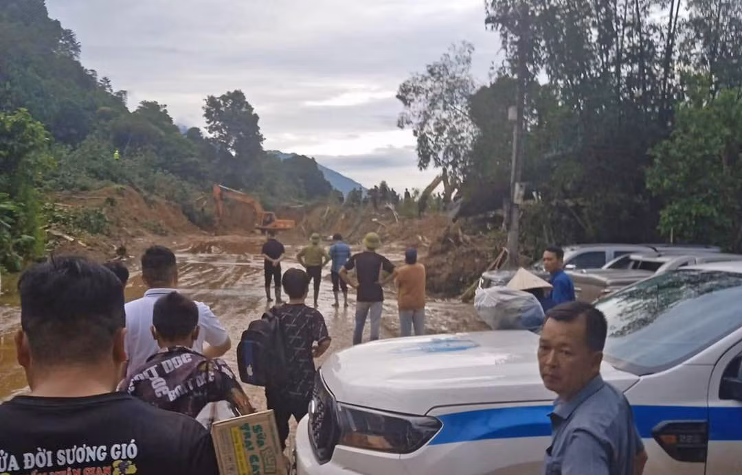 Tương tự Mai Hoa, không ít khách du lịch cũng đang “mắc kẹt” tại Hà Giang, vì sạt lở khiến một số tuyến xe về Hà Nội bị gián đoạn. Tương tự Mai Hoa, không ít khách du lịch cũng đang “mắc kẹt” tại Hà Giang, vì sạt lở khiến một số tuyến xe về Hà Nội bị gián đoạn.