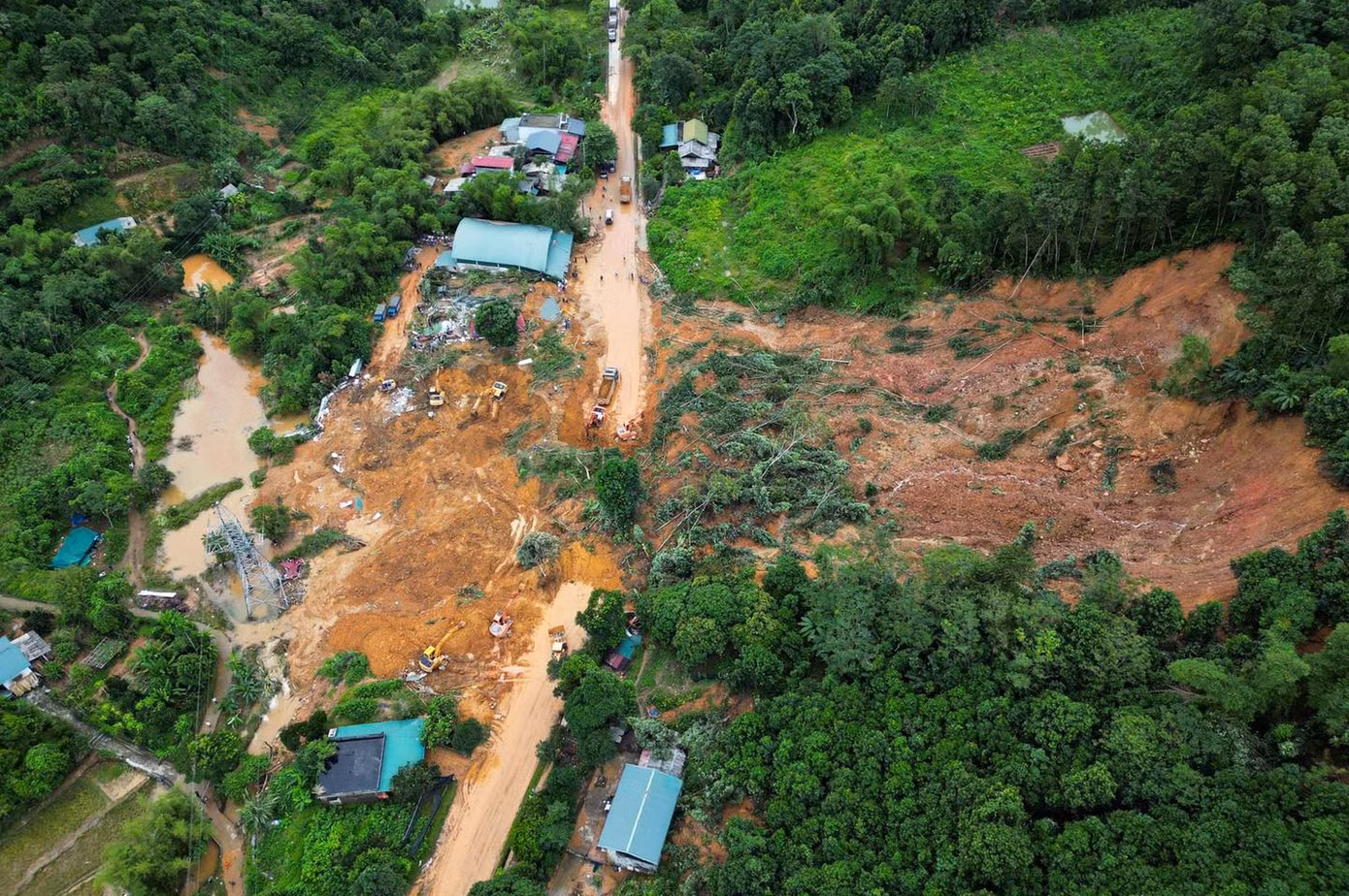 Trao đổi với PV Tiền Phong, anh Mạnh Tour (thường trú Hà Giang) cho biết, do ảnh hưởng của mưa bão nên thời gian gần đây lượng du khách lên Hà Giang giảm khá nhiều, so với cùng kỳ năm trước. Trước tình hình thời tiết xấu, nhất là sau vụ sạt lở nghiêm trọng tại Km49, quốc lộ 2 (đoạn qua địa phận xã Việt Vinh, huyện Bắc Quang), nhiều du khách đã quay về TP Hà Giang để tìm cách về Hà Nội. Du khách đang ở Hà Giang những ngày này cần theo dõi tình hình thời tiết, cập nhật thông tin từ các đơn vị lữ hành và tour, để biết được những điểm có nguy cơ sạt lở. Đặc biệt, cần hạn chế di chuyển khi trời mưa lớn, đi qua địa điểm nước chảy mạnh cần lập tức quay lại nơi ở. Bởi do địa hình Hà Giang nhiều đồi núi cao và dốc, khi mưa lớn sẽ dễ gây ra sạt lở đất, đá. Trao đổi với PV Tiền Phong, anh Mạnh Tour (thường trú Hà Giang) cho biết, do ảnh hưởng của mưa bão nên thời gian gần đây lượng du khách lên Hà Giang giảm khá nhiều, so với cùng kỳ năm trước. Trước tình hình thời tiết xấu, nhất là sau vụ sạt lở nghiêm trọng tại Km49, quốc lộ 2 (đoạn qua địa phận xã Việt Vinh, huyện Bắc Quang), nhiều du khách đã quay về TP Hà Giang để tìm cách về Hà Nội. Du khách đang ở Hà Giang những ngày này cần theo dõi tình hình thời tiết, cập nhật thông tin từ các đơn vị lữ hành và tour, để biết được những điểm có nguy cơ sạt lở. Đặc biệt, cần hạn chế di chuyển khi trời mưa lớn, đi qua địa điểm nước chảy mạnh cần lập tức quay lại nơi ở. Bởi do địa hình Hà Giang nhiều đồi núi cao và dốc, khi mưa lớn sẽ dễ gây ra sạt lở đất, đá.
