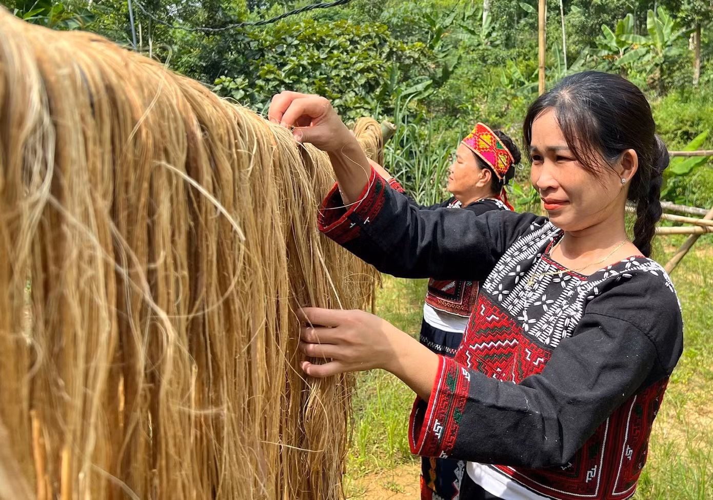 Người dân xã Kim Sơn sơ chế sợi tơ chuối (sản phẩm từ thân cây chuối) để tăng thu nhập.