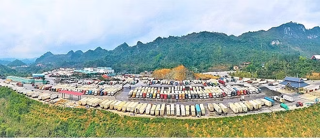 Hàng hóa tập kết tại bãi Hữu Nghị- Xuân Cương (huyện Cao Lộc) chờ thông quan sang Trung Quốc (ảnh: X.C)