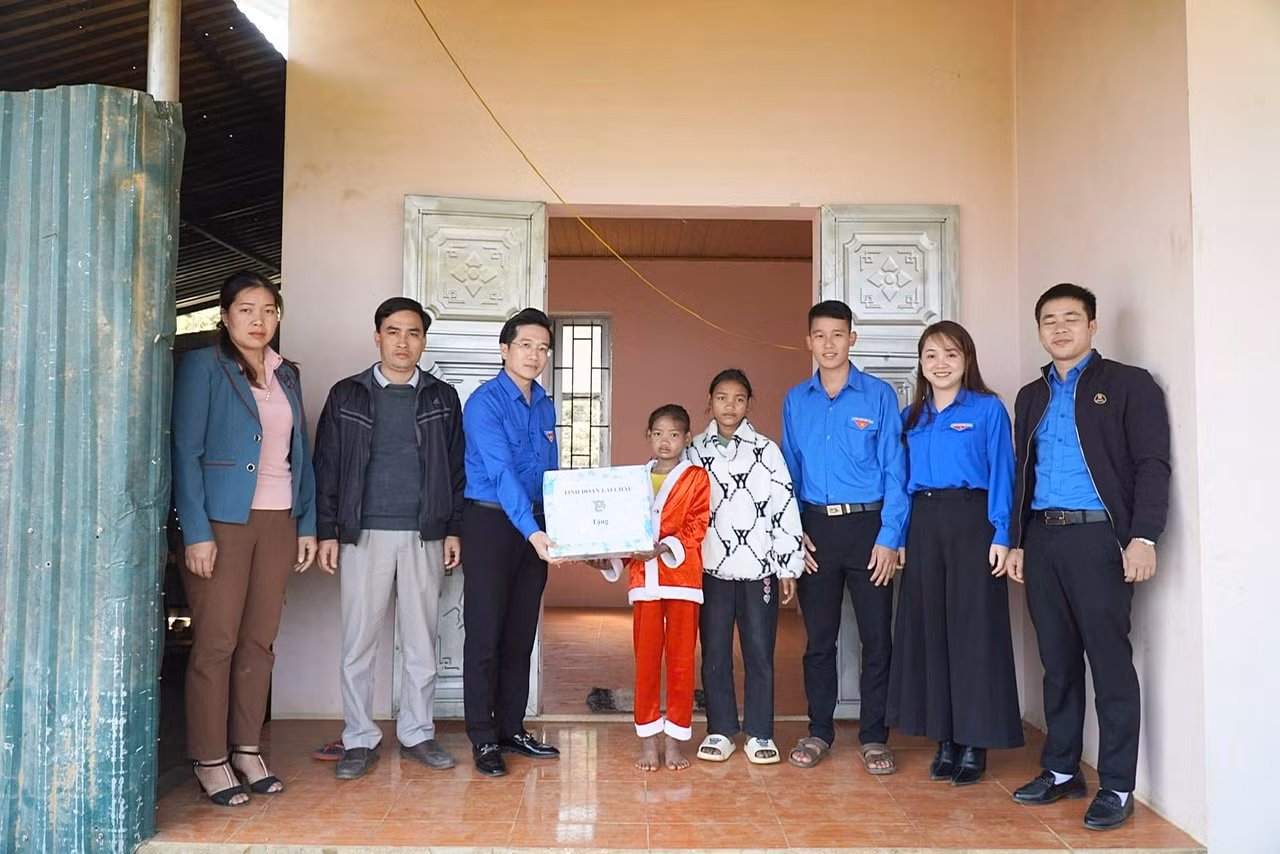 Bí thư Tỉnh Đoàn Lai Châu Nguyễn Tiến Thịnh trao quà cho trẻ em mồ côi tại huyện Nậm Nhùn.
