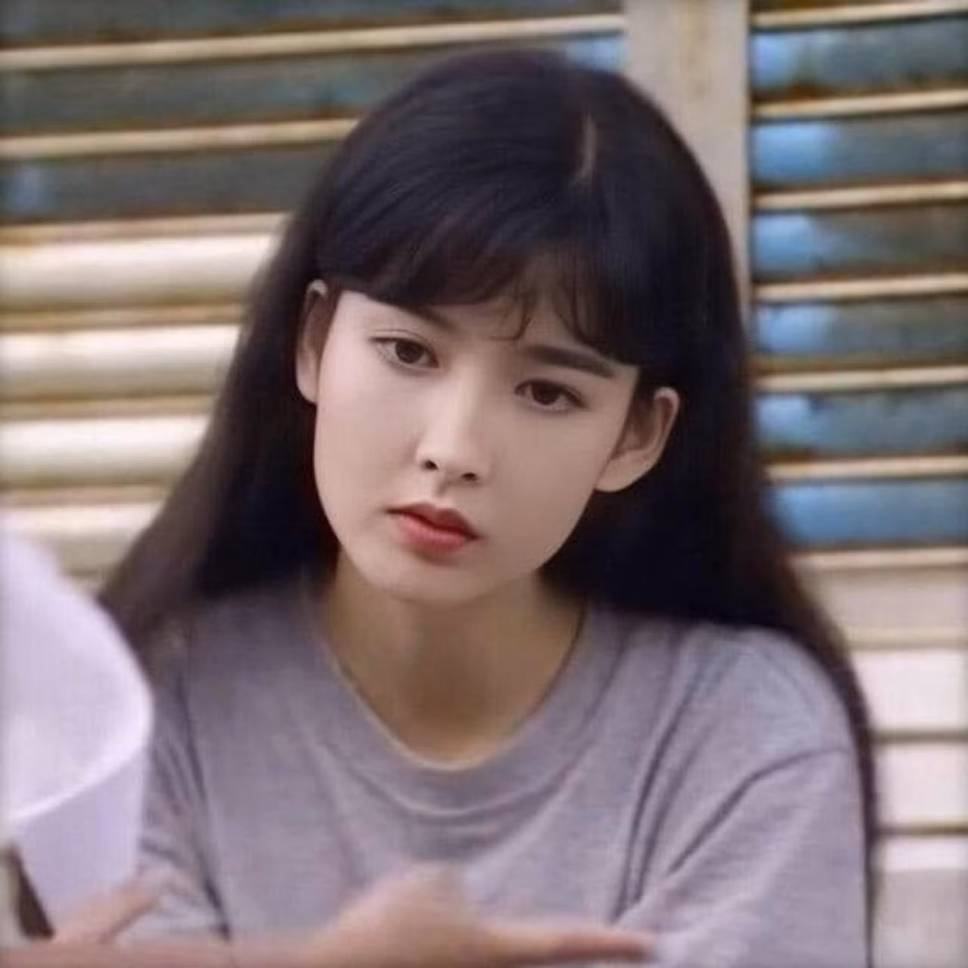 6. Châu Huệ Mẫn (SN 1967) nổi tiếng với các bộ phim “Thế giới ba người”, “Phong trần tam hiệp”, “Đại thời đại”, “Phú quý cát tường”, “Võ trạng nguyên”, “Cà phê đợi một người”... Cô cũng là ca sĩ sở hữu lượng fan đông đảo trong showbiz xứ Cảng Thơm. Ngoài nhan sắc thanh tú, trong trẻo, cô còn được yêu mến và ngưỡng mộ với hình ảnh lành mạnh, không thị phi.