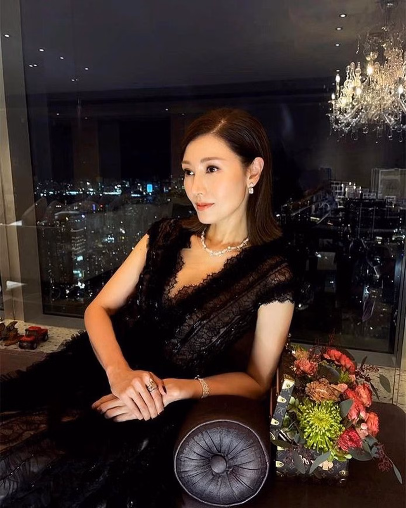 Dù mang danh "hồ ly tinh", Lý Gia Hân có cuộc sống viên mãn bên đại gia Hứa Tấn Hanh và con trai. Ở tuổi 52, cô vẫn giữ được sắc vóc quyến rũ.