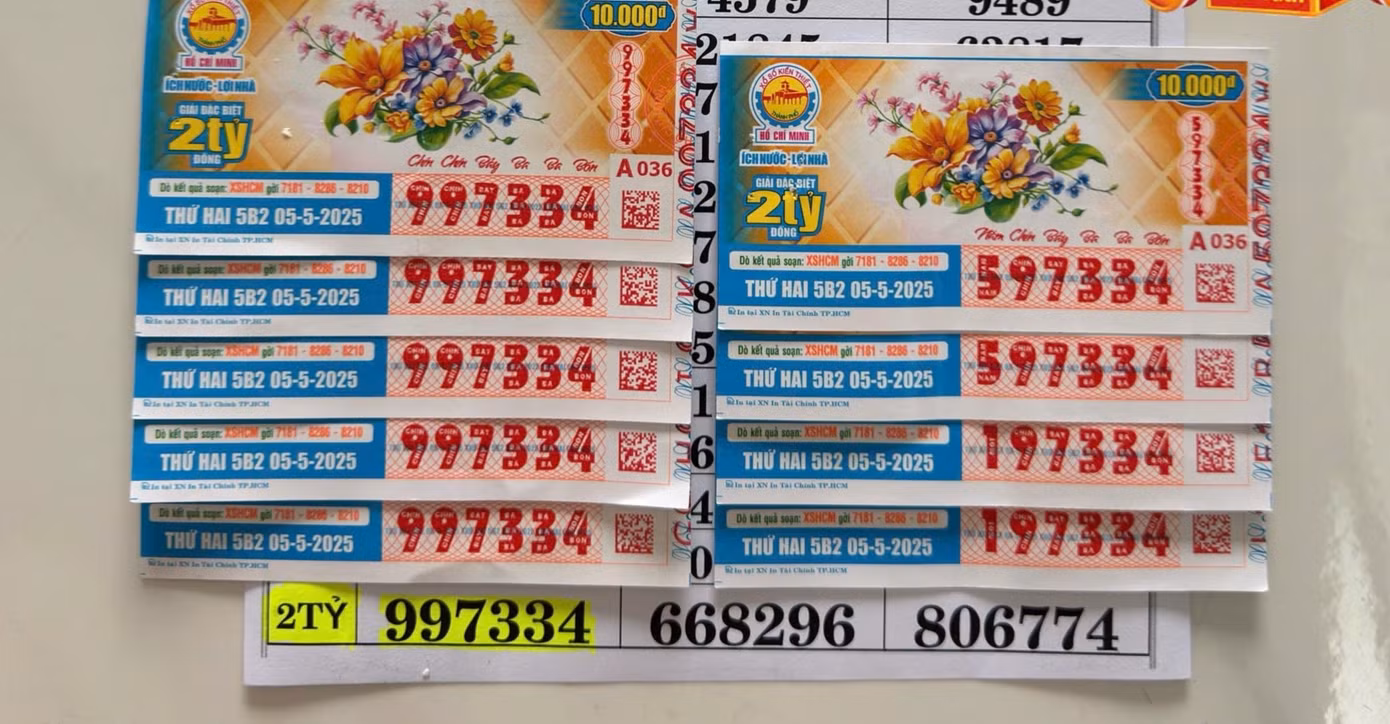 5 tờ vé số trúng giải đặc biệt (bên trái) và 4 tờ trúng giải "an ủi".