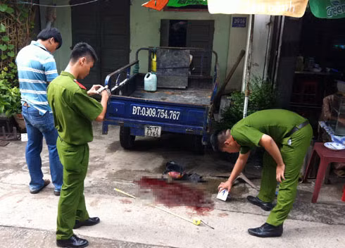 Cảnh sát khám nghiệm hiện trường vụ cô giáo bị đâm gục giữa đường. Cảnh sát khám nghiệm hiện trường vụ cô giáo bị đâm gục giữa đường
