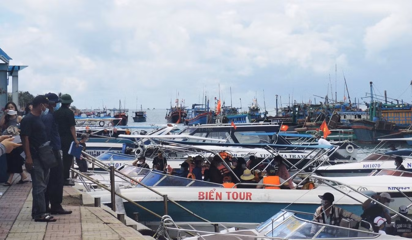 Du khách đi tham quan biển đảo Nha Trang sáng 3/5
