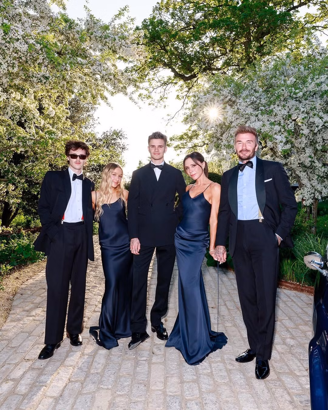 Victoria Beckham chia sẻ ảnh chụp gia đình thiếu Brooklyn và Nicola. Ảnh: IG.