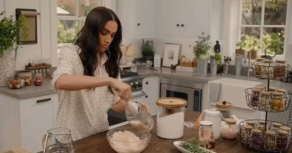 Meghan Markle tự chế muối tắm trên chương trình thực tế With Love, Meghan.