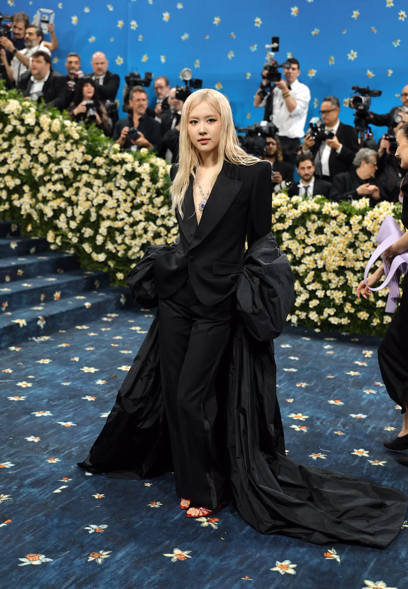 Rosé trên thảm xanh Met Gala 2025. Ảnh: Getty Images.