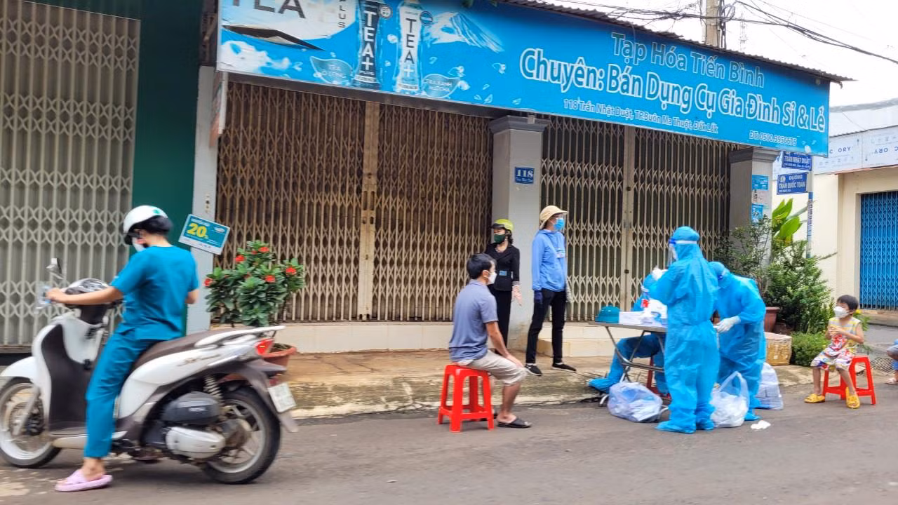 Tháng 9 vừa qua, TP Buôn Ma Thuột thực hiện test nhanh kháng nguyên toàn dân để sàng lọc các F0 trong cộng đồng
