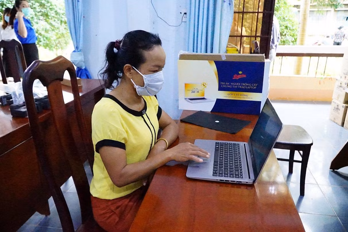 Cô H’Lương Ajun xúc động khi nhận laptop