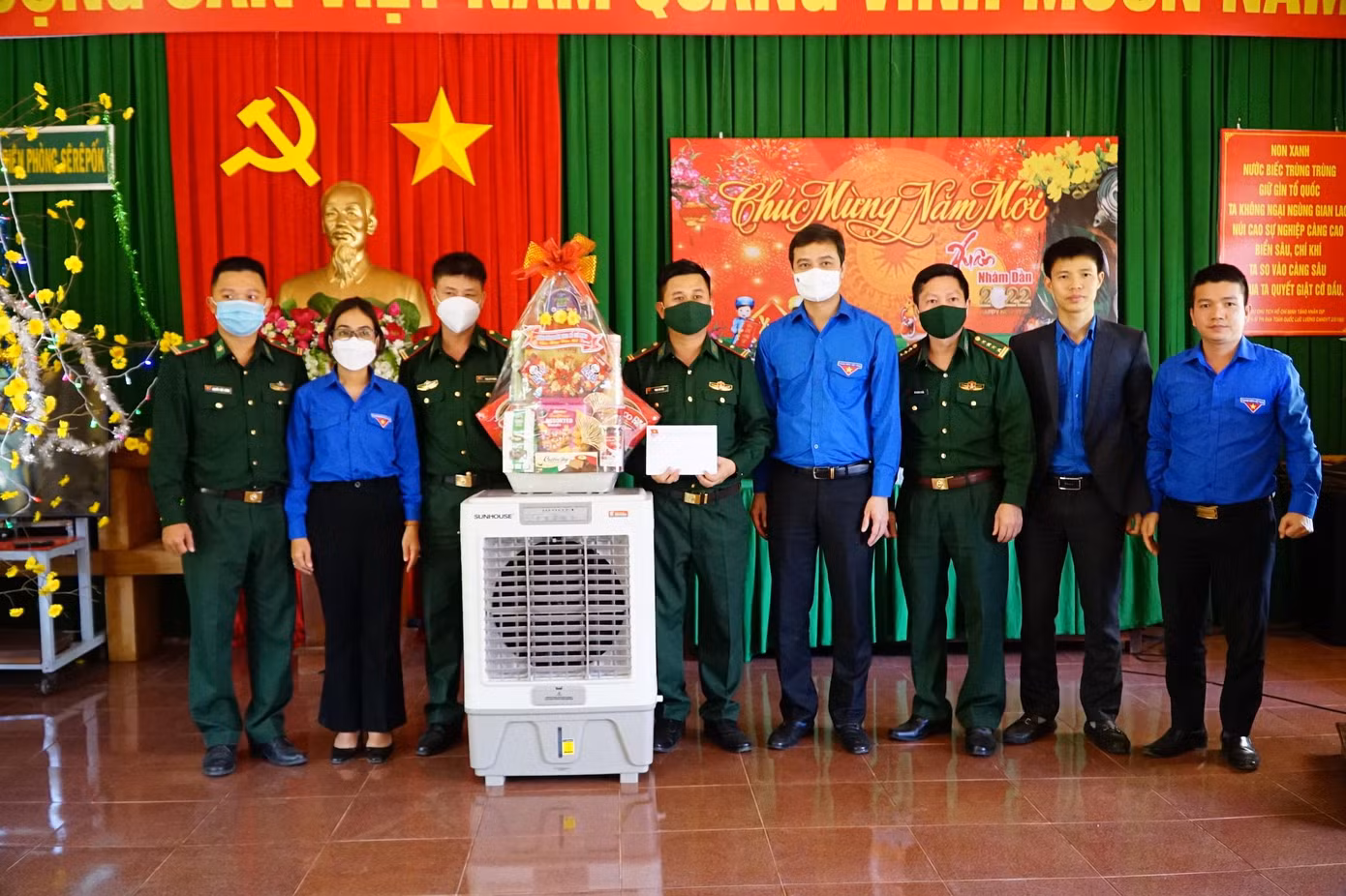 Anh Bùi Quang Huy và đoàn công tác của T.Ư Đoàn thăm, tặng quà Đồn Biên phòng Sêrêpốk