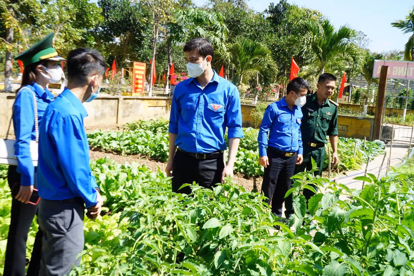 Bí thư Thường trực T.Ư Đoàn Bùi Quang Huy thăm mô hình tăng gia ở Đồn Biên phòng Sêrêpốk