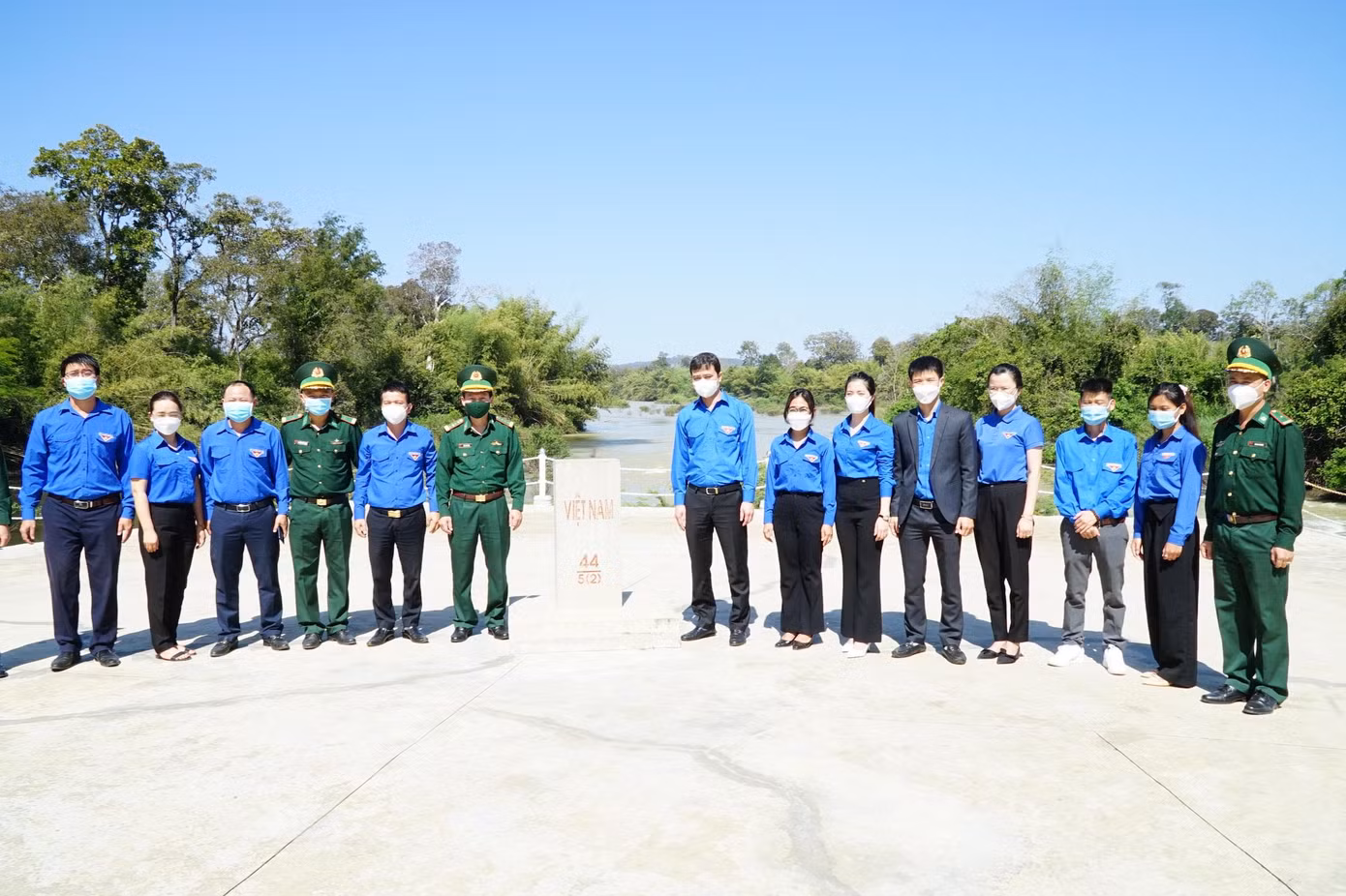 Đoàn công tác chụp ảnh lưu niệm với cán bộ, chiến sĩ Đồn Biên phòng Sêrêpốk