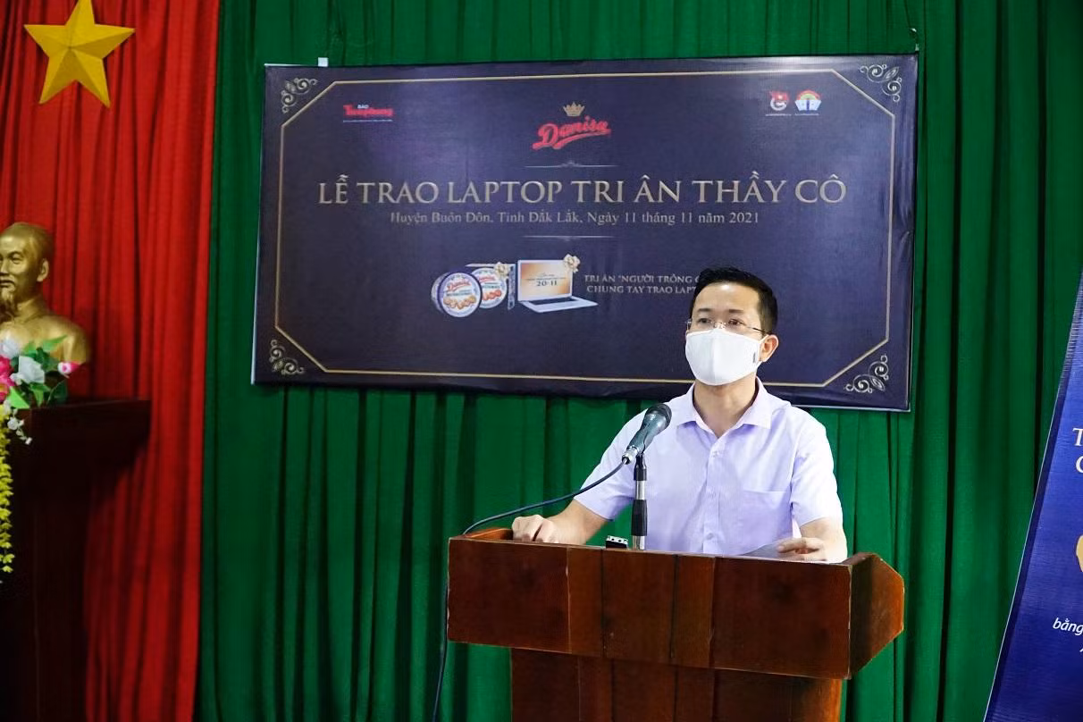 Nhà báo Tuấn Nguyễn phát biểu tại buổi lễ
