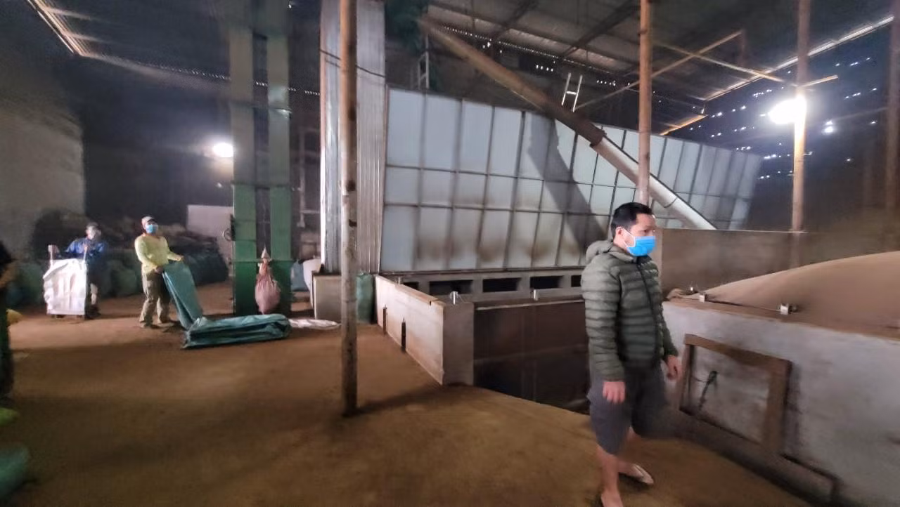 Trưởng phòng Tài nguyên và Môi trường huyện Krông Pắk Đặng Minh Đức khẳng định, không đánh đổi môi trường lấy kinh tế, đặc biệt làm ảnh hưởng đến sức khỏe của người dân. “Huyện đã lên phương án xây dựng khu công nghiệp rộng 75ha để đưa tất cả các cơ sở phơi sấy cà phê vào đây sản xuất”, ông Đức nói và cho biết thêm, đơn vị quan trắc môi trường đã thực hiện quan trắc ở cơ sở chế biến cà phê Phúc Hạnh, kết quả đều không vi phạm các quy định về bảo vệ môi trường.