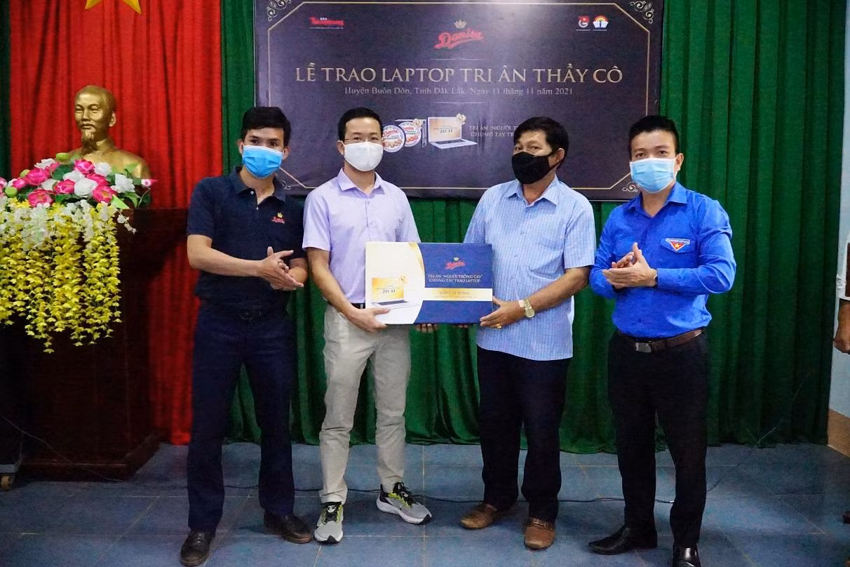 Đại diện UBND huyện Buôn Đôn tiếp nhận quà từ báo Tiền Phong và Nhãn hàng bánh quy bơ Danisa