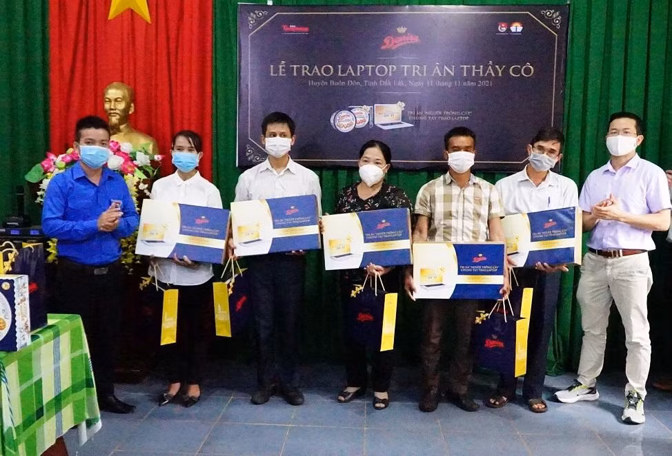 Đại diện báo Tiền Phong, Tỉnh Đoàn Đắk Lắk tặng laptop cho các giáo viên
