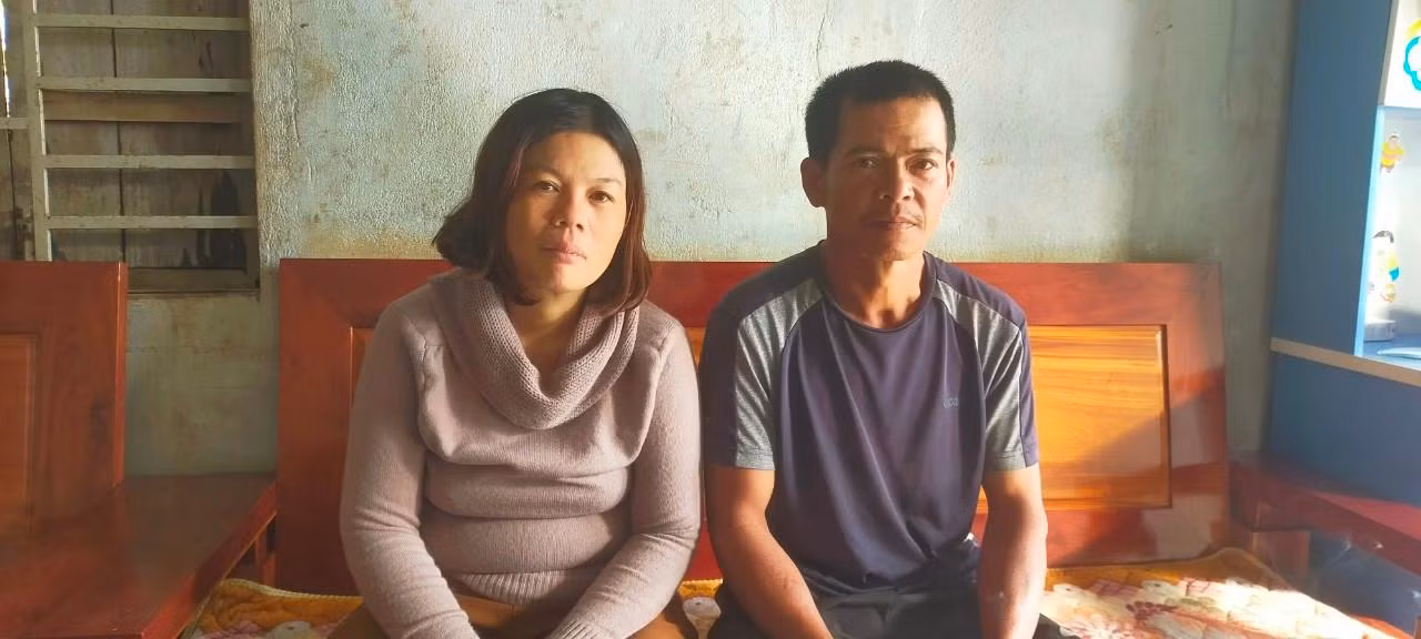 Anh Lê Quang Thanh và vợ vẫn còn thẫn thờ trước sự việc con trai rơi xuống giếng