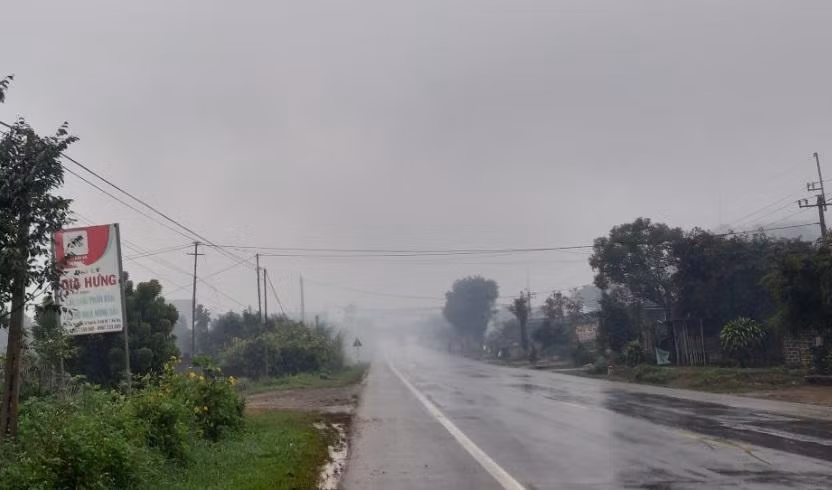 Đáng nói hơn, khói bụi còn bủa vây trên tuyến Quốc lộ 14 đã làm ảnh hướng đến lưu thông của các phương tiện.