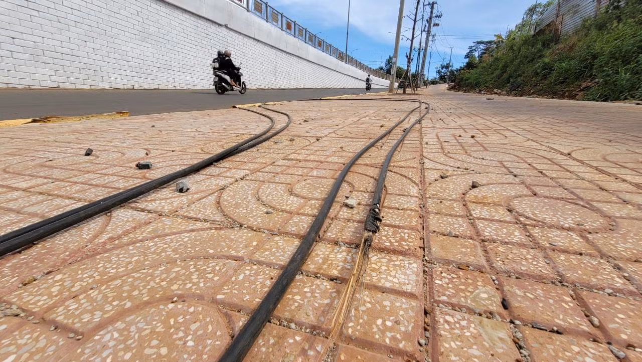 Dây cáp nắm lăn lốc trên đường Dây cáp nắm lăn lốc trên đường