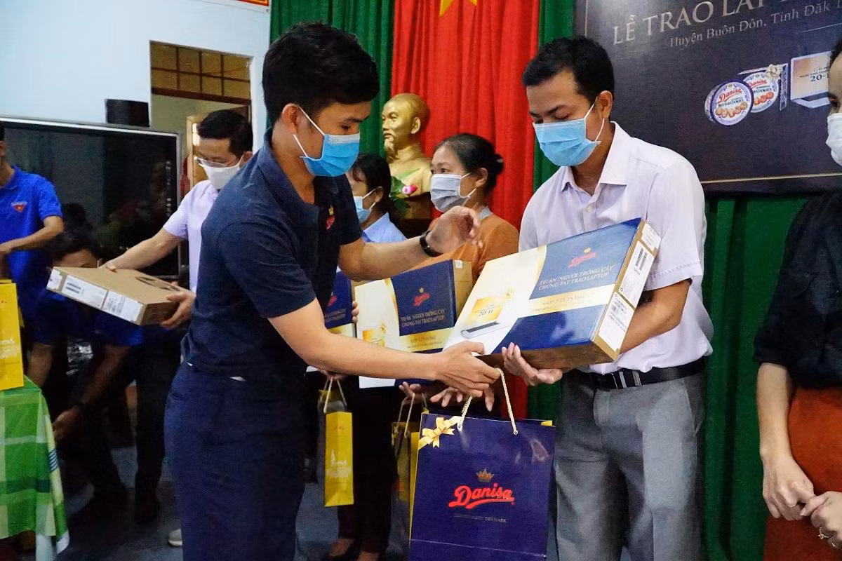 Cô giáo vùng biên cảm động khi lần đầu được nhận máy tính ảnh 1