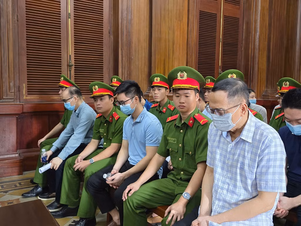 Các bị cáo tại phiên tòa ngày 23/6.