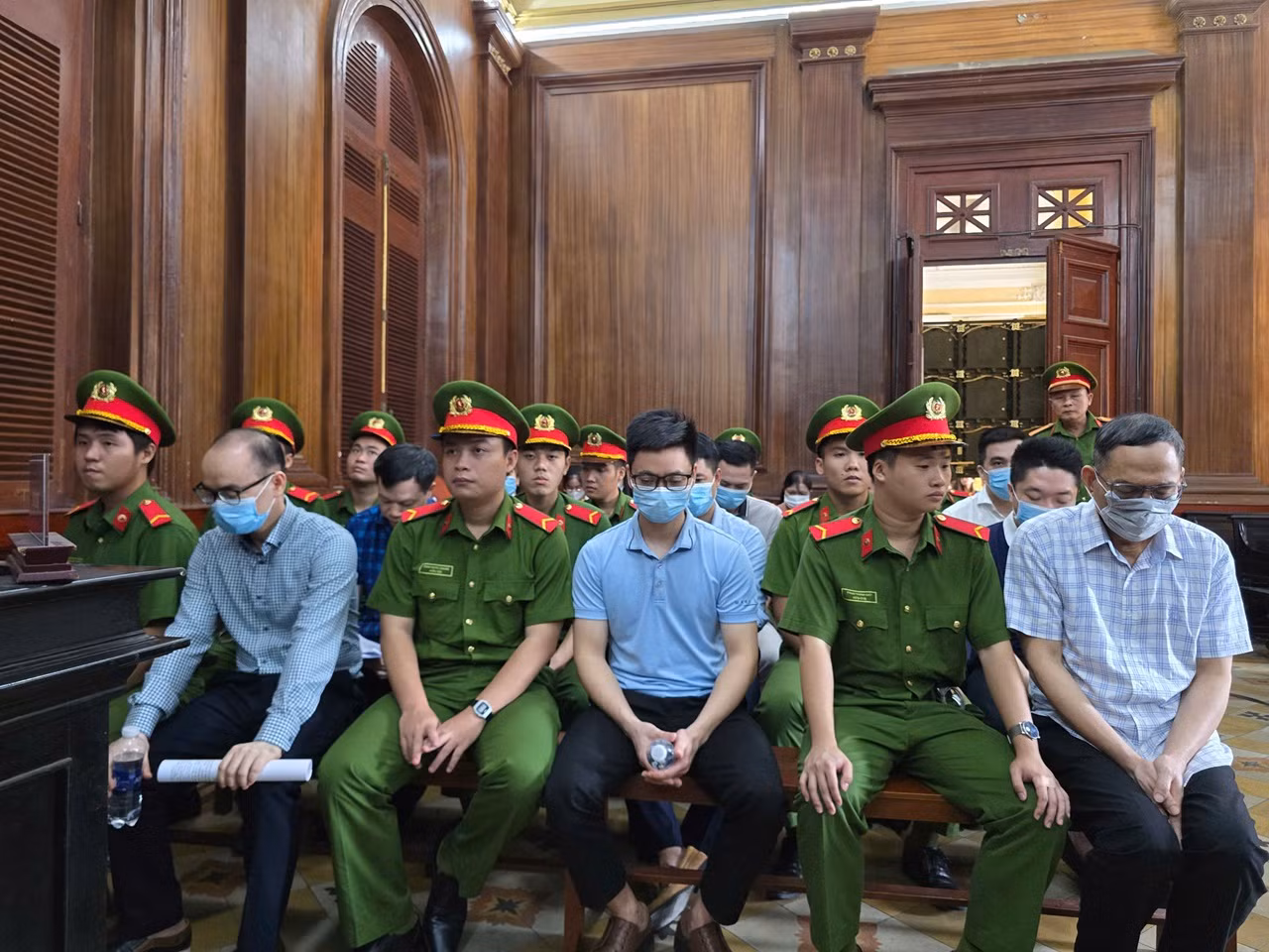 Các bị cáo tại phiên tòa ngày 23/6.