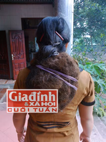 Mái tóc thường xuyên được chị buộc lại phía sau lưng thành một khối